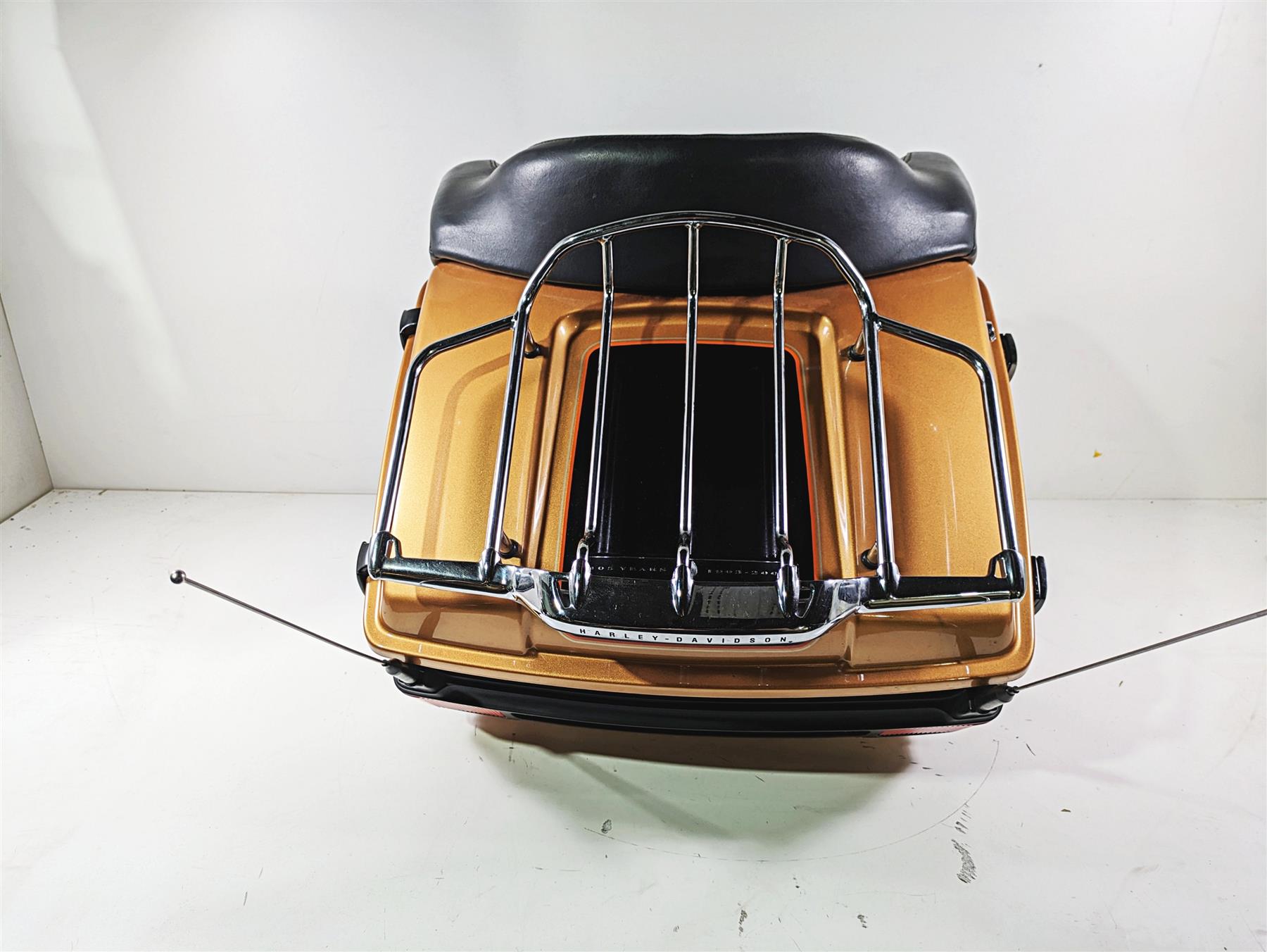 2008 Harley Touring FLHTCU E-Glide 105TH Gold Trunk Tour Pack & Mount 53217-08 {{ shop.shopifyCountryName }} - Mototech271