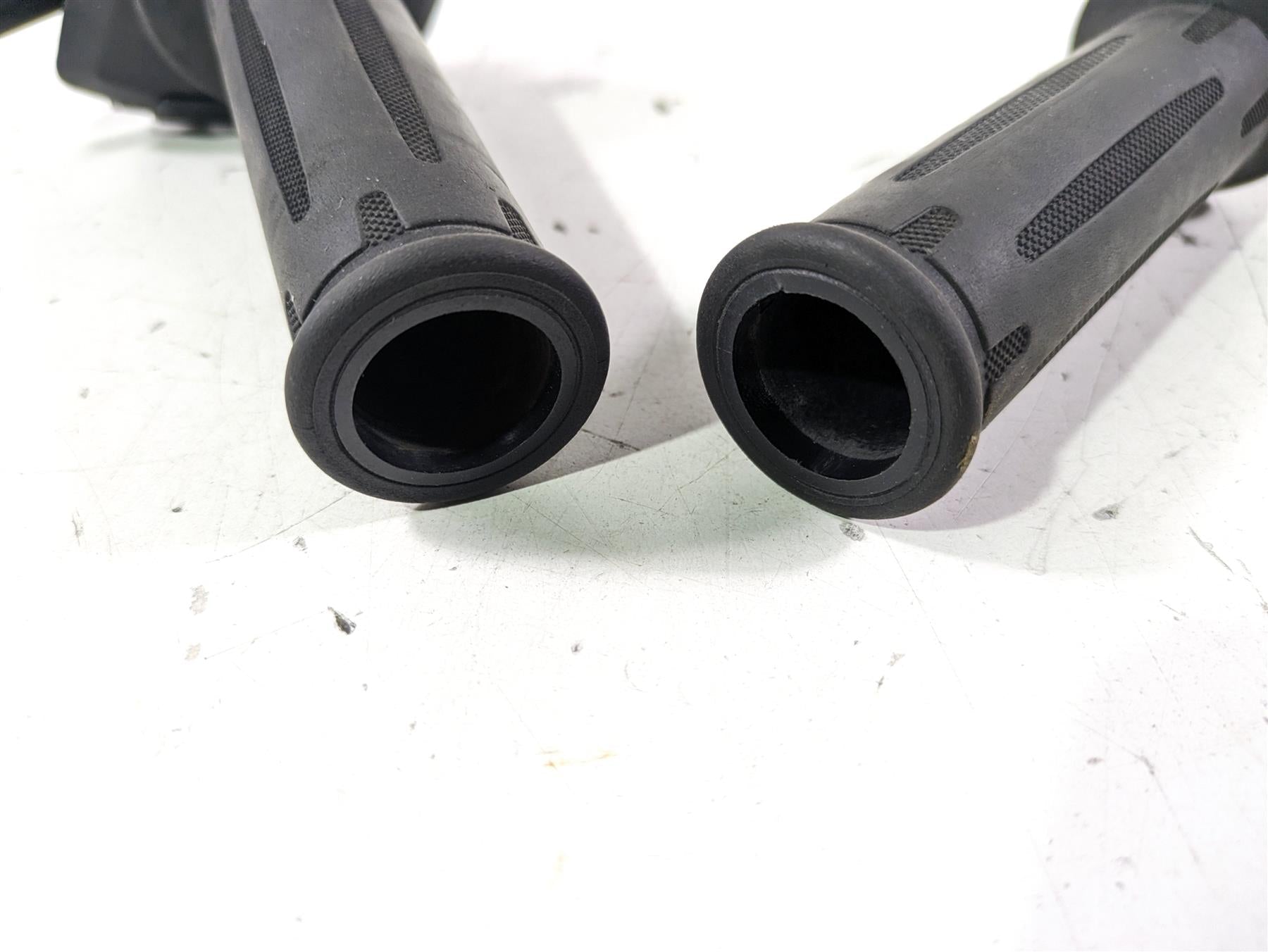 2022 BMW R1250 RT K052 Left Right Heated Hand Grip Set 61318549455 61318552124 {{ shop.shopifyCountryName }} - Mototech271