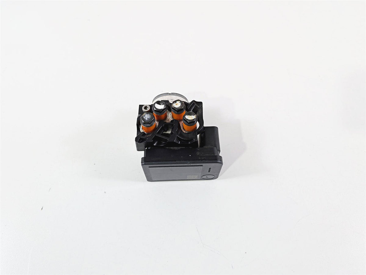 2019 Triumph Speed Triple RS 1050 Abs Brake Pump Module T2029204 T2022250 {{ shop.shopifyCountryName }} - Mototech271