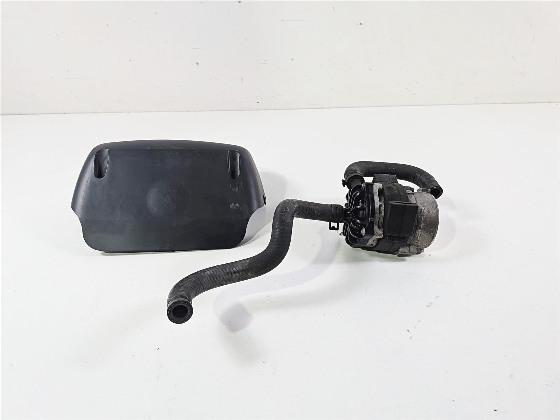 2020 Harley Touring FLTRK Road Glide Water Pump + Holder & Cover 26600048B {{ shop.shopifyCountryName }} - Mototech271