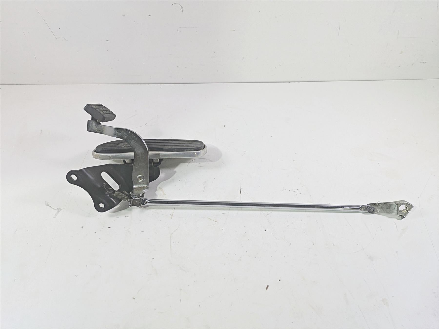 2006 Yamaha XVS650 V-Star Classic Right Floorboard & Brake Pedal 5BN-27420-00-00 {{ shop.shopifyCountryName }} - Mototech271