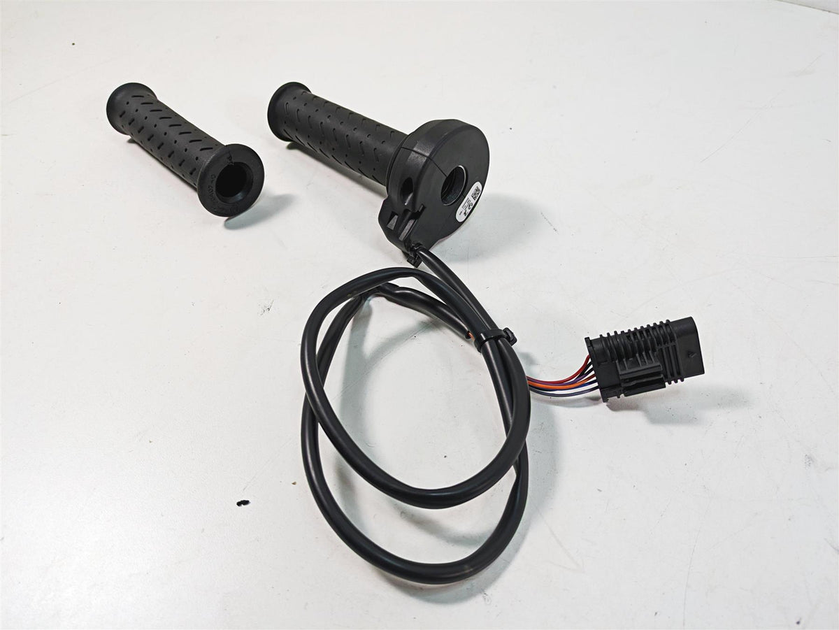 2020 Moto Guzzi V85 TT Adventure E-Throttle Hand Grip Set 2D000095 {{ shop.shopifyCountryName }} - Mototech271