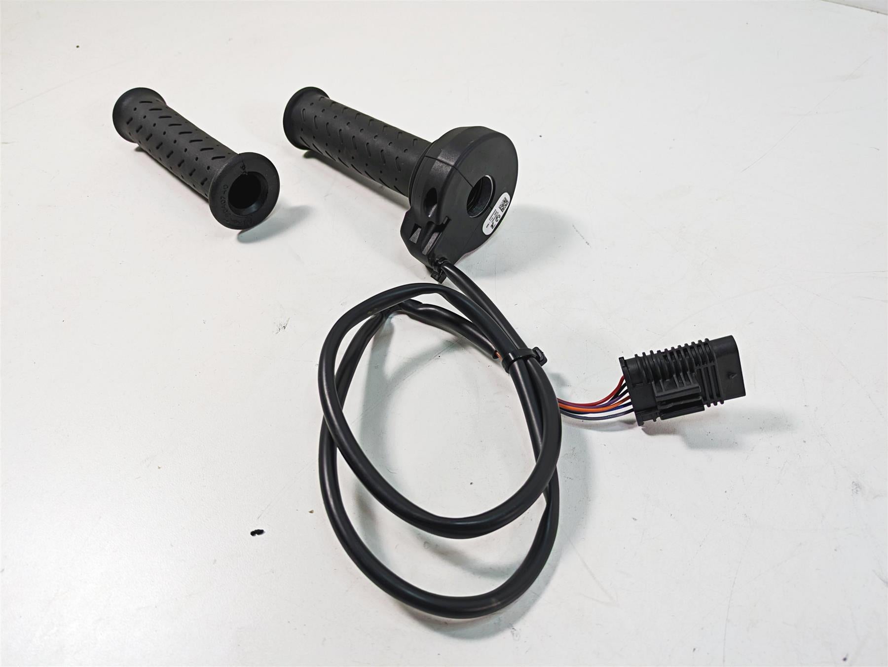 2020 Moto Guzzi V85 TT Adventure E-Throttle Hand Grip Set 2D000095 {{ shop.shopifyCountryName }} - Mototech271