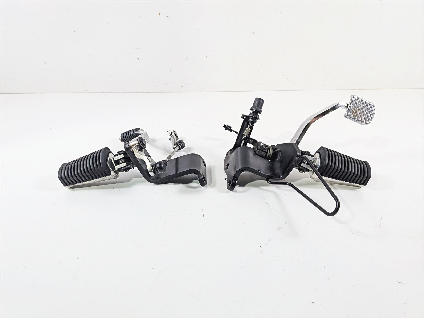 2007 Yamaha XVS1100 V-Star Custom Front Footpegs & Foot Lever Set 5EL-27410-00 {{ shop.shopifyCountryName }} - Mototech271