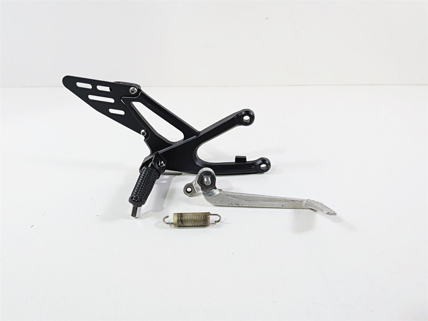 2008 Yamaha YZF R1 RN19 Front Right Foot Peg & Brake Pedal 4C8-27443-00-00 {{ shop.shopifyCountryName }} - Mototech271
