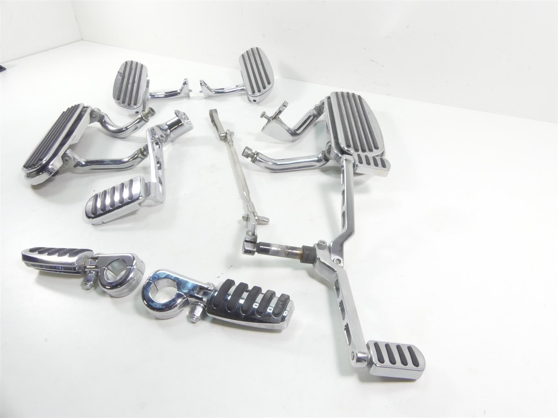 2004 Harley FLHTC SE CVO Electra Glide Floorboard Shift Brake Pedal Set 50683-04 {{ shop.shopifyCountryName }} - Mototech271