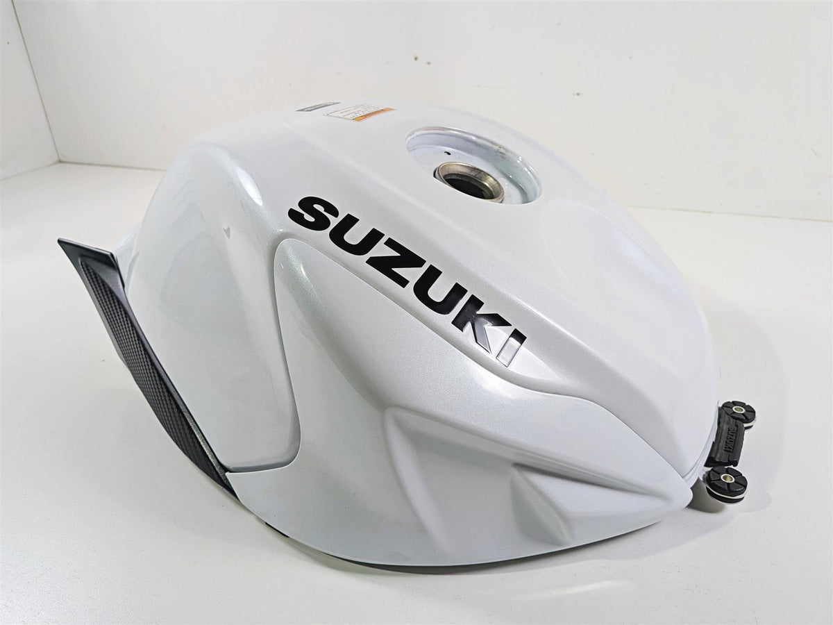 2024 Suzuki GSXR600 Fuel Gas Petrol Tank & Covers White - Nice 44100-14JJ0 {{ shop.shopifyCountryName }} - Mototech271