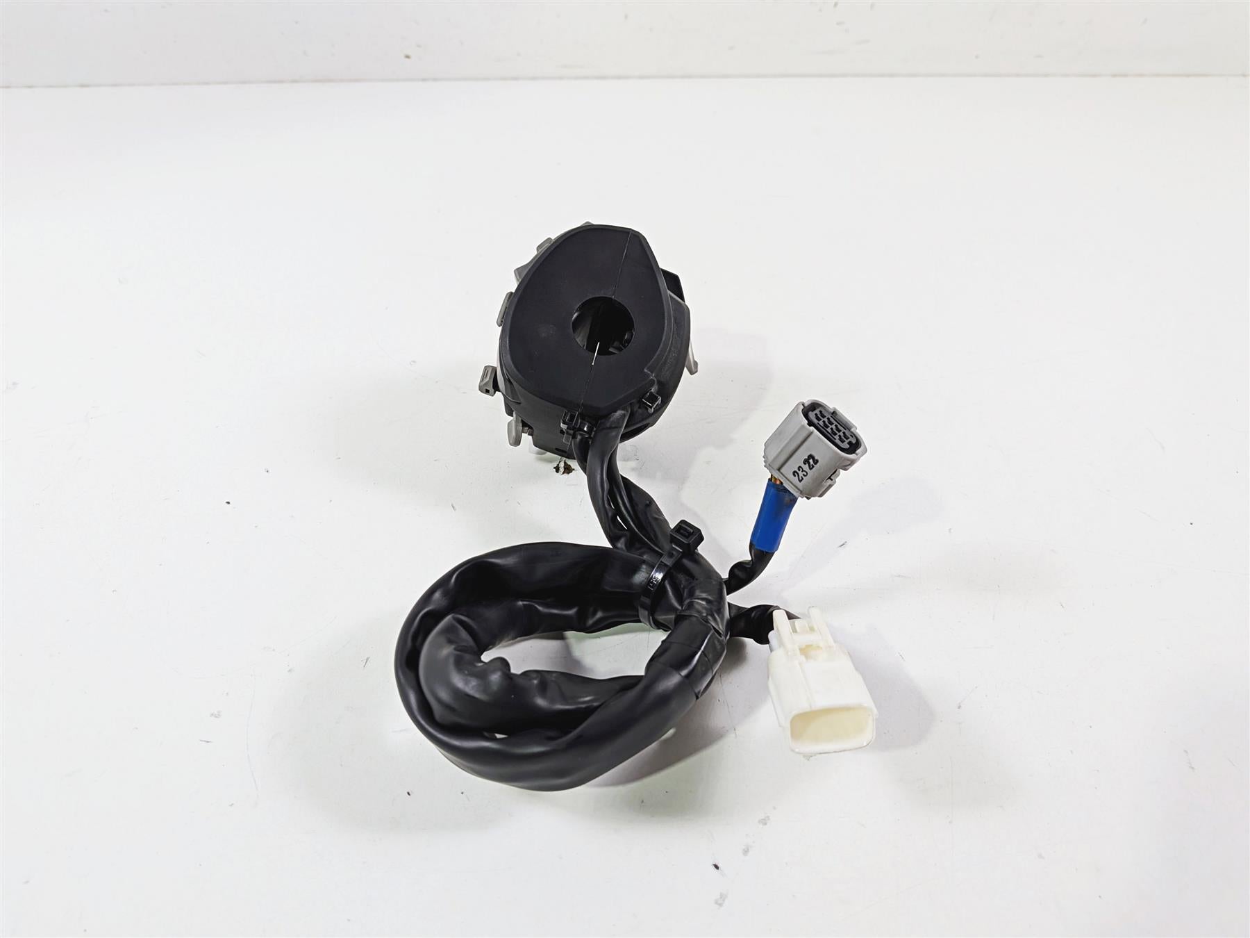 2022 Kawasaki ZX10R ZX1000 Ninja Left Hand Light Control Switch 46091-0576 {{ shop.shopifyCountryName }} - Mototech271