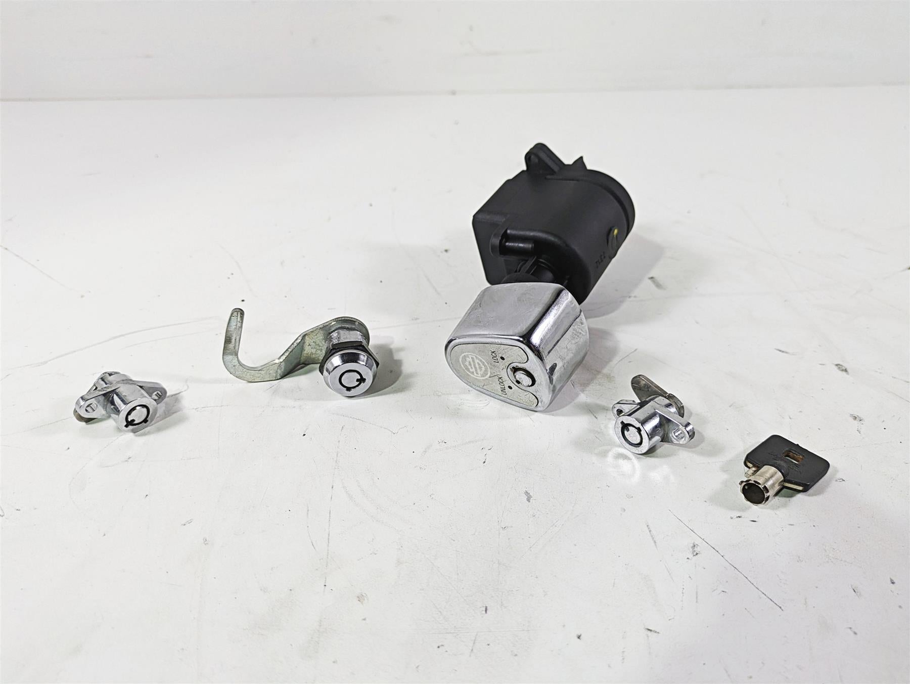 2008 Harley Touring FLHTCU E-Glide 105TH Ignition Switch Key Lock Set 71572-06 {{ shop.shopifyCountryName }} - Mototech271