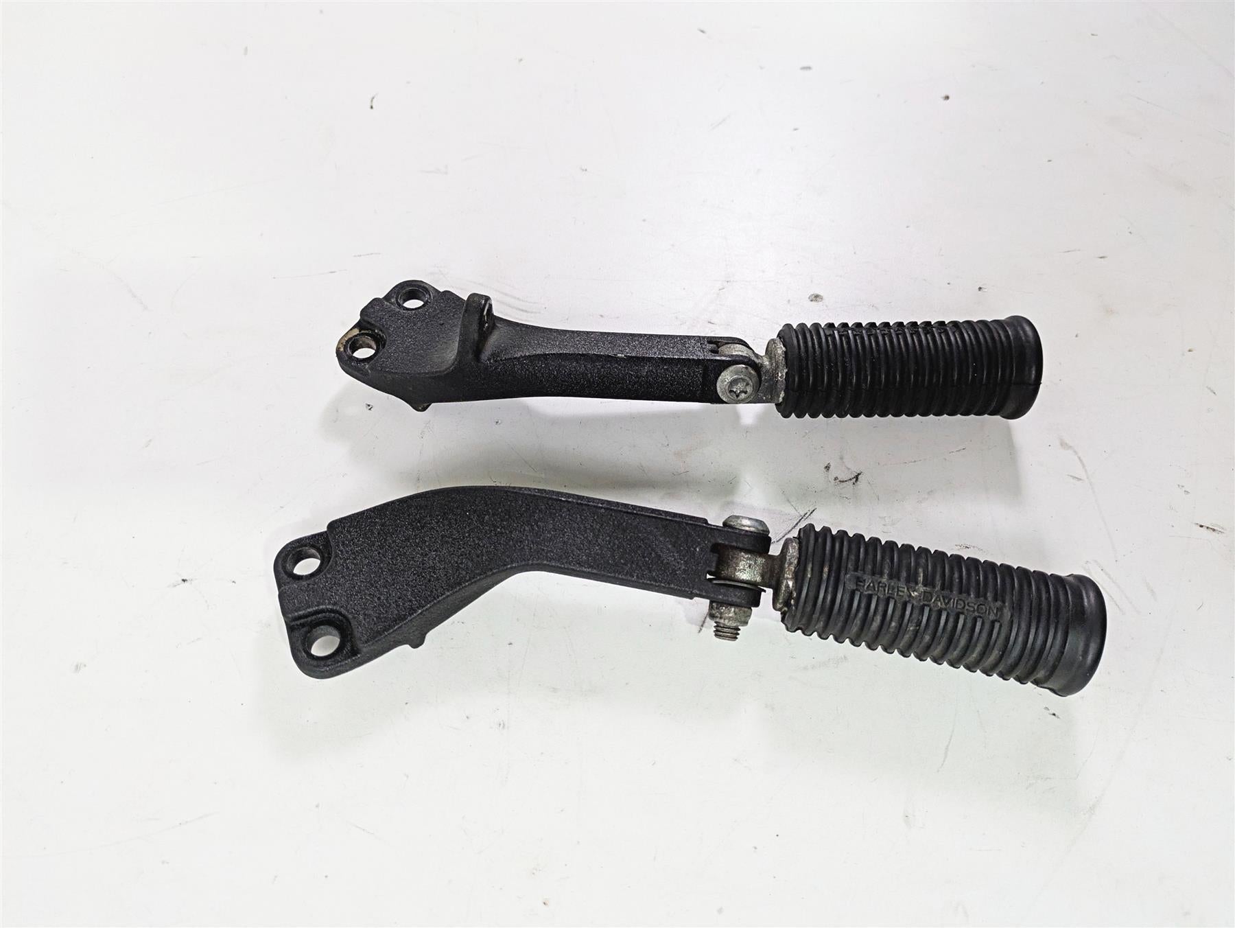 2015 Harley FXDF Dyna Fat Bob Rear Passenger Footpeg Rest Set 49224-06A 49230-06