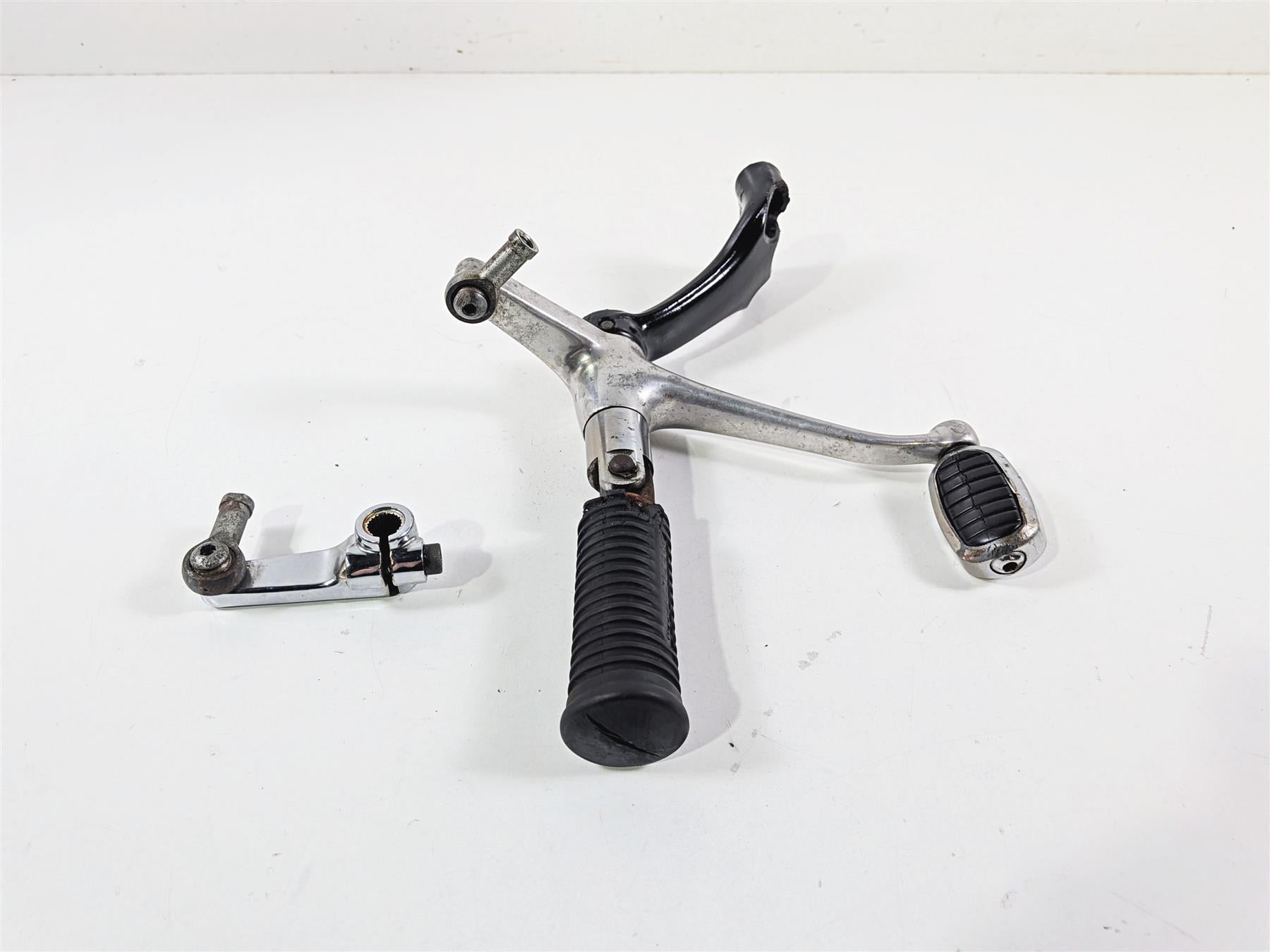 2006 Harley Sportster XL1200 C Front Left Footpeg & Shifter Parts FW 42651-04 {{ shop.shopifyCountryName }} - Mototech271