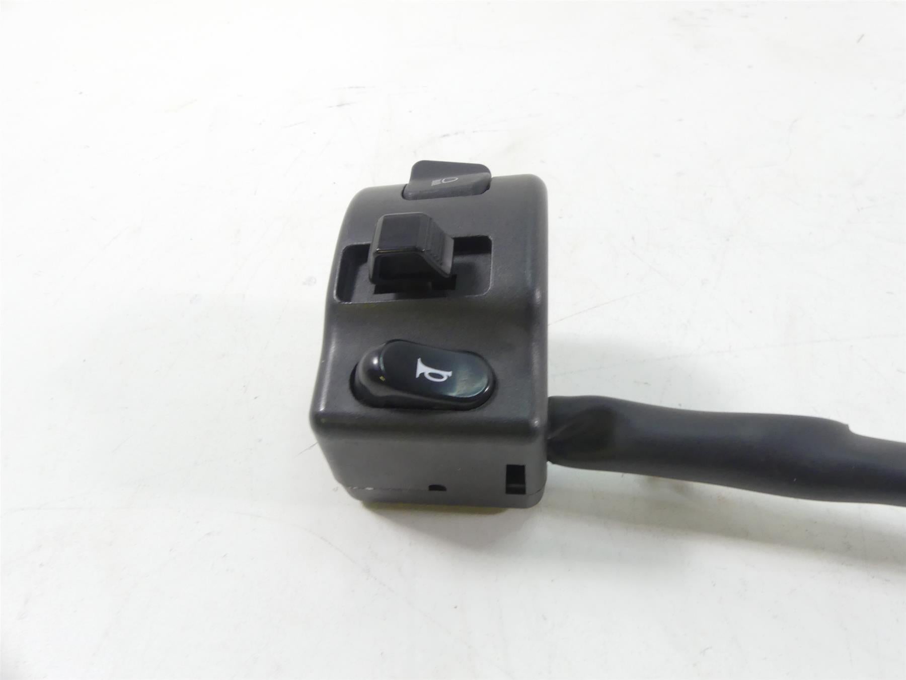 2007 Yamaha XVS1300 V-Star Left Hand Light Horn Control Switch 3D8-83973-00-00 {{ shop.shopifyCountryName }} - Mototech271