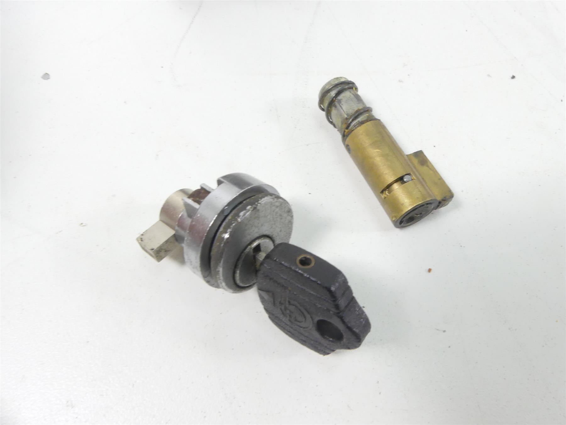 1978 BMW R100 S (2474) Ignition Switch Key Lock Fuel Gas Tank Lid 51251243273 {{ shop.shopifyCountryName }} - Mototech271