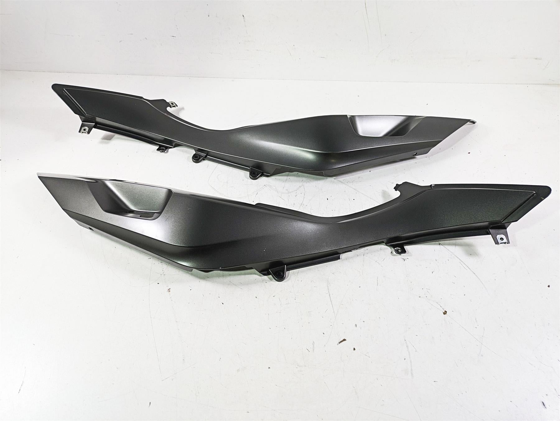 2014 BMW R1200 RT RTW K52 Tail Side Cover Fairing Set - Read 46638533567 {{ shop.shopifyCountryName }} - Mototech271