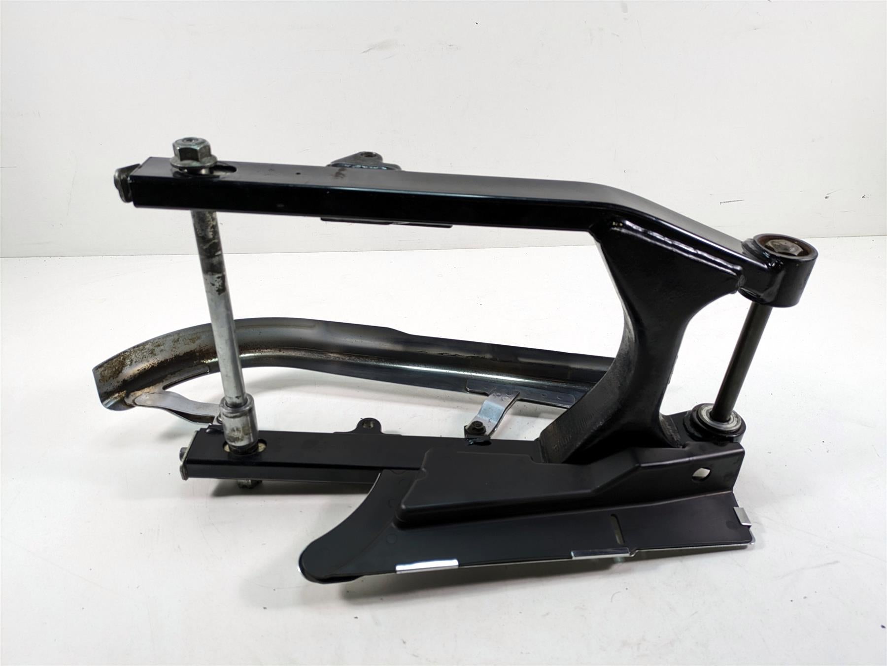 2000 Harley Dyna FXDL Low Rider Rear Swingarm + 3/4" Axle & Belt Guard 47820-00A {{ shop.shopifyCountryName }} - Mototech271