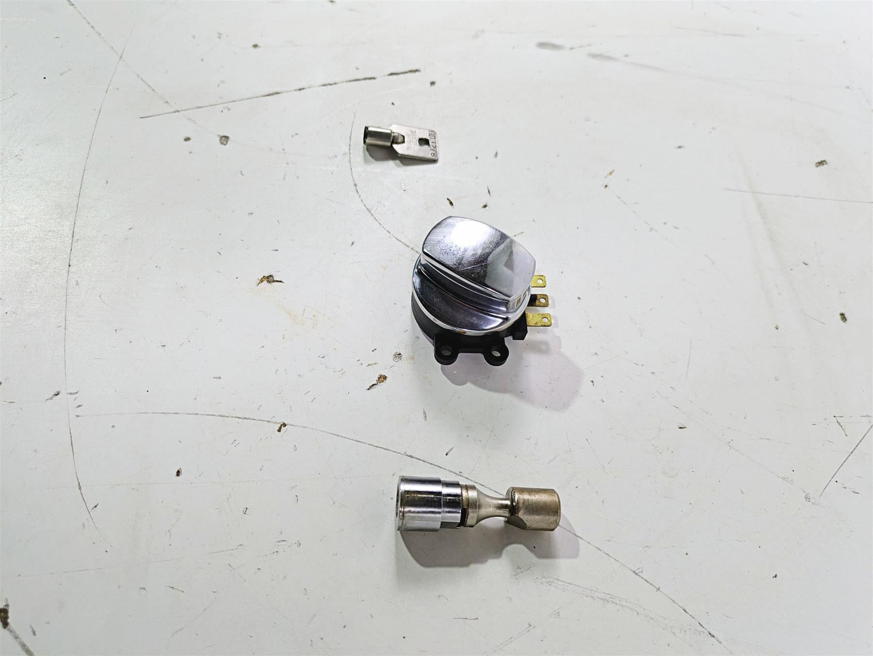 2005 Harley Softail FLSTSCI Heritage Springer Ignition Switch Key Lock 71450-04 {{ shop.shopifyCountryName }} - Mototech271