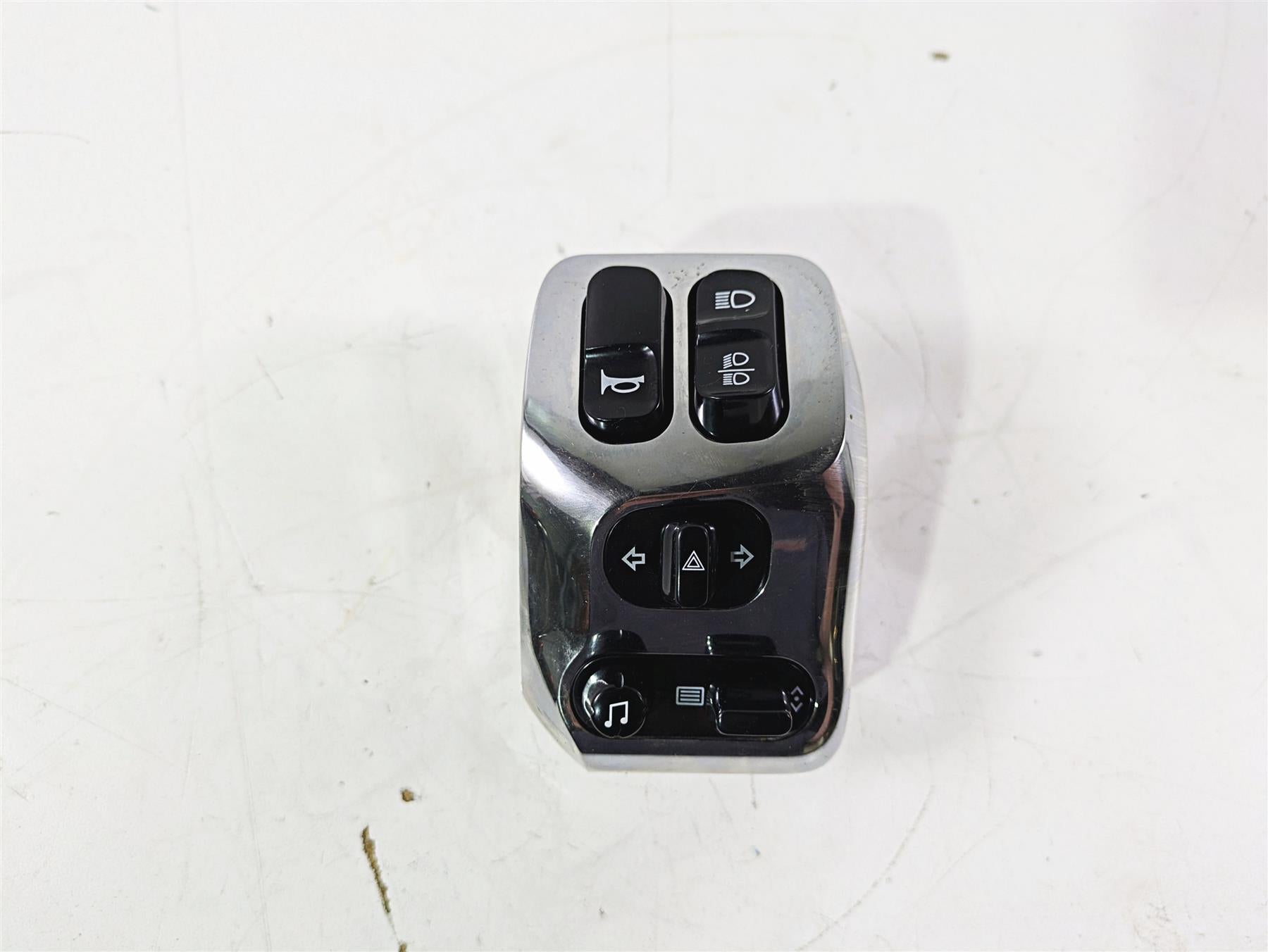 2019 Indian Chieftain Limited Chrome Left Hand Control Switch Light 4018465 {{ shop.shopifyCountryName }} - Mototech271