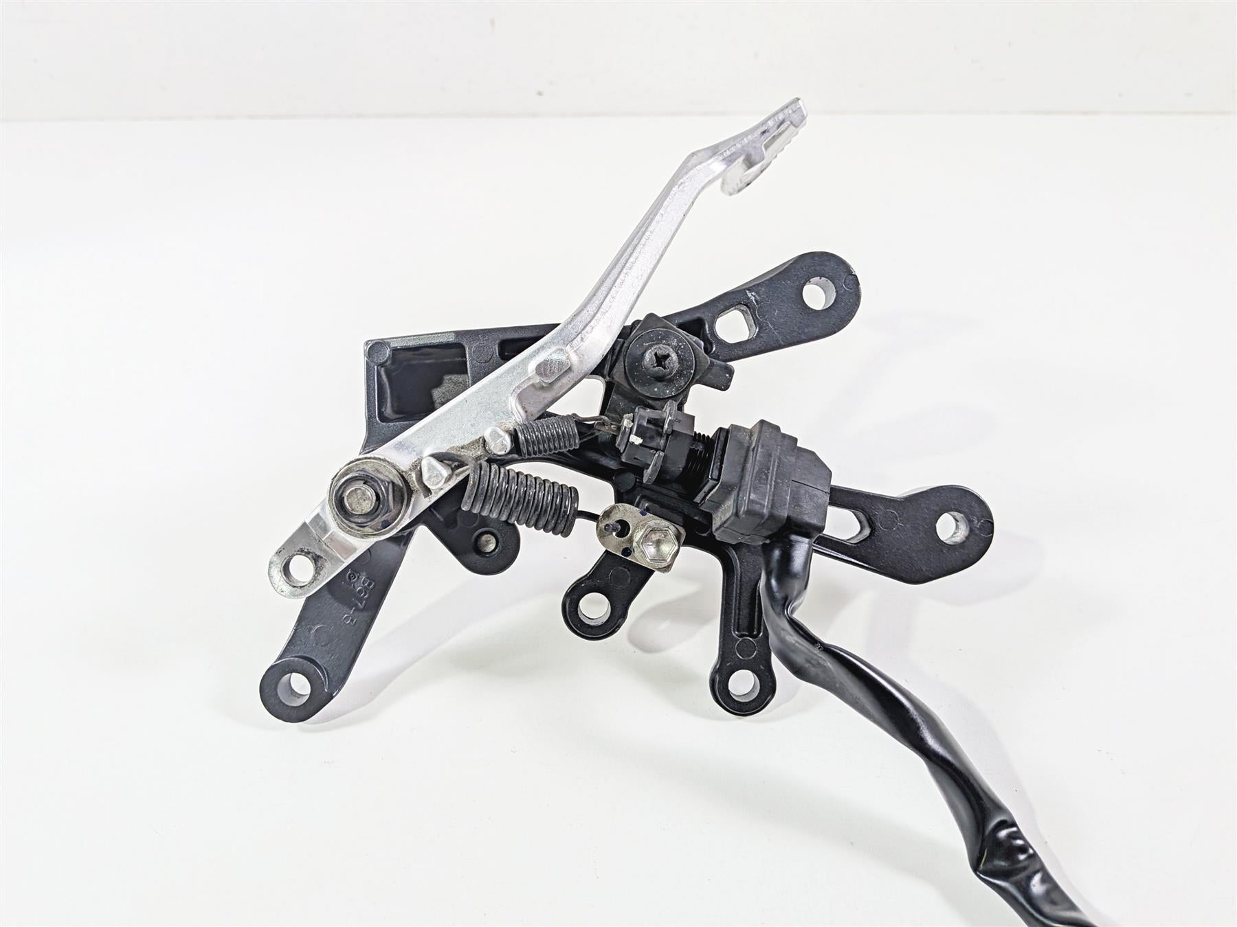 2023 Yamaha MT10 MTN1000 Right Front Footpeg & Brake Pedal B67-27443-10-00 {{ shop.shopifyCountryName }} - Mototech271