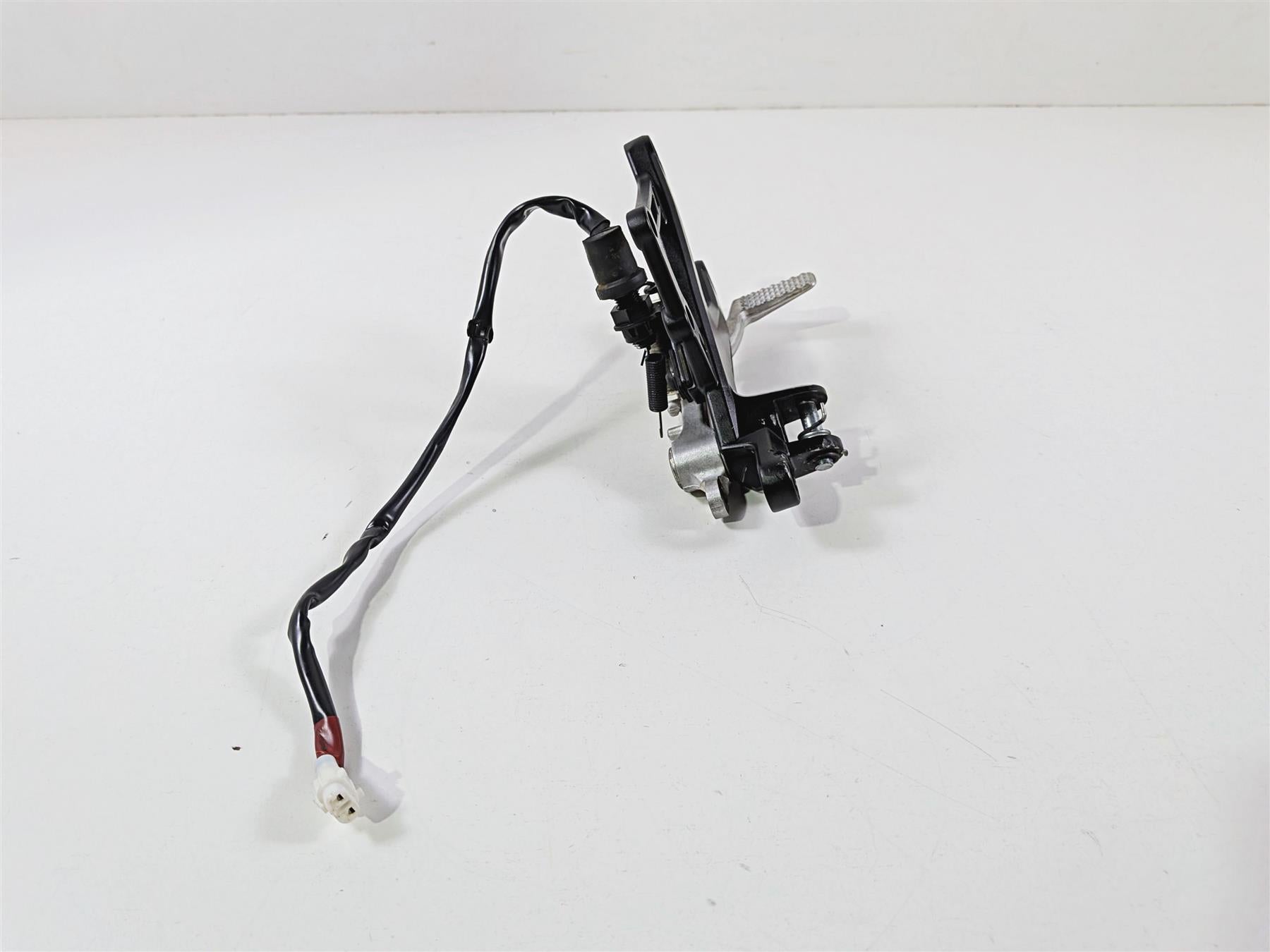 2024 Yamaha YZF R1 RN65 Front Right Peg Mount & Brake Pedal Read 2CR-27443-00-00 {{ shop.shopifyCountryName }} - Mototech271