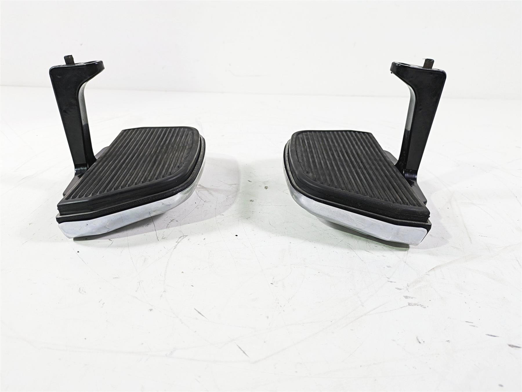 2008 Harley Touring FLHTCU E-Glide 105TH Passenger Floor Board Set 52719-93B {{ shop.shopifyCountryName }} - Mototech271