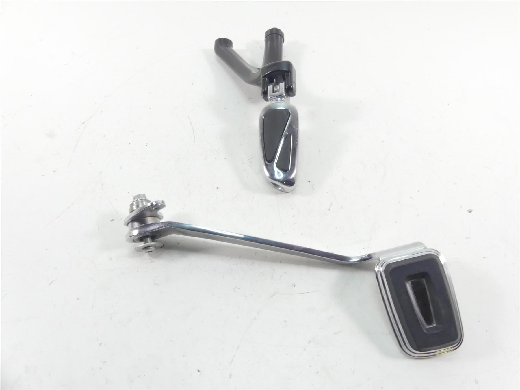 2021 Harley Softail FLSB Sport Glide Right Foot Peg & Brake Pedal Set 50500746 {{ shop.shopifyCountryName }} - Mototech271
