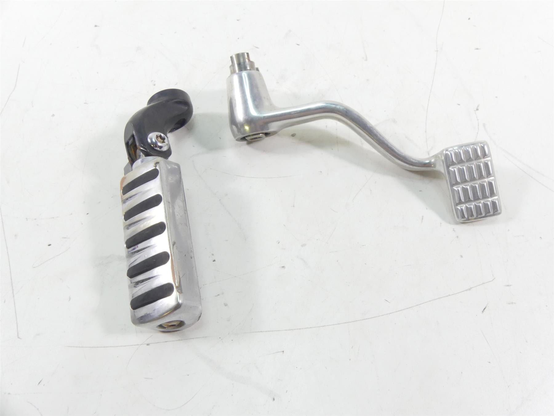 2013 Harley Davidson VRSCF Muscle Right Front Footpeg And Brake Parts 54046-12 {{ shop.shopifyCountryName }} - Mototech271