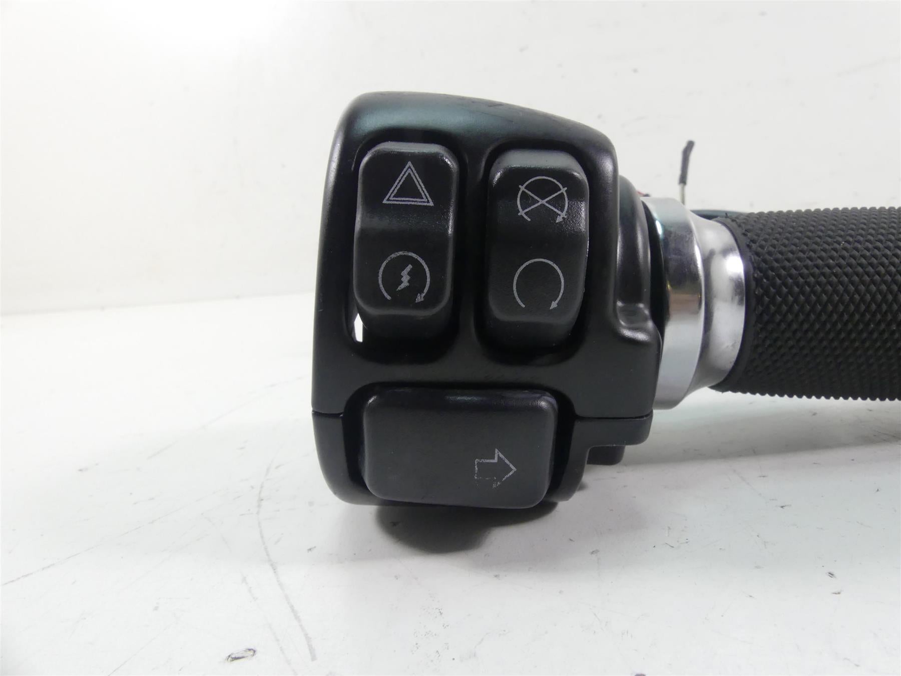 2021 Harley Softail FLSB Sport Glide Right Hand Control Switch - Read 71500462 {{ shop.shopifyCountryName }} - Mototech271