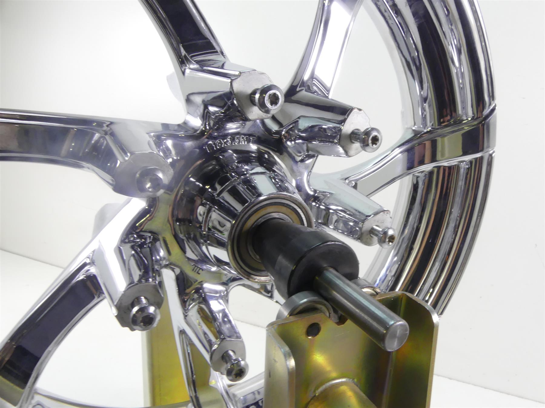2010 Harley Touring FLHX Street Glide Front CVO 18x3.5 Chrome Wheel Rim -Read {{ shop.shopifyCountryName }} - Mototech271