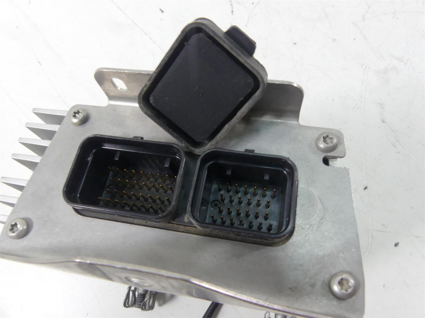 2012 Victory Cross Country Amplifier Stereo Radio Module + Antenna 2411677 {{ shop.shopifyCountryName }} - Mototech271