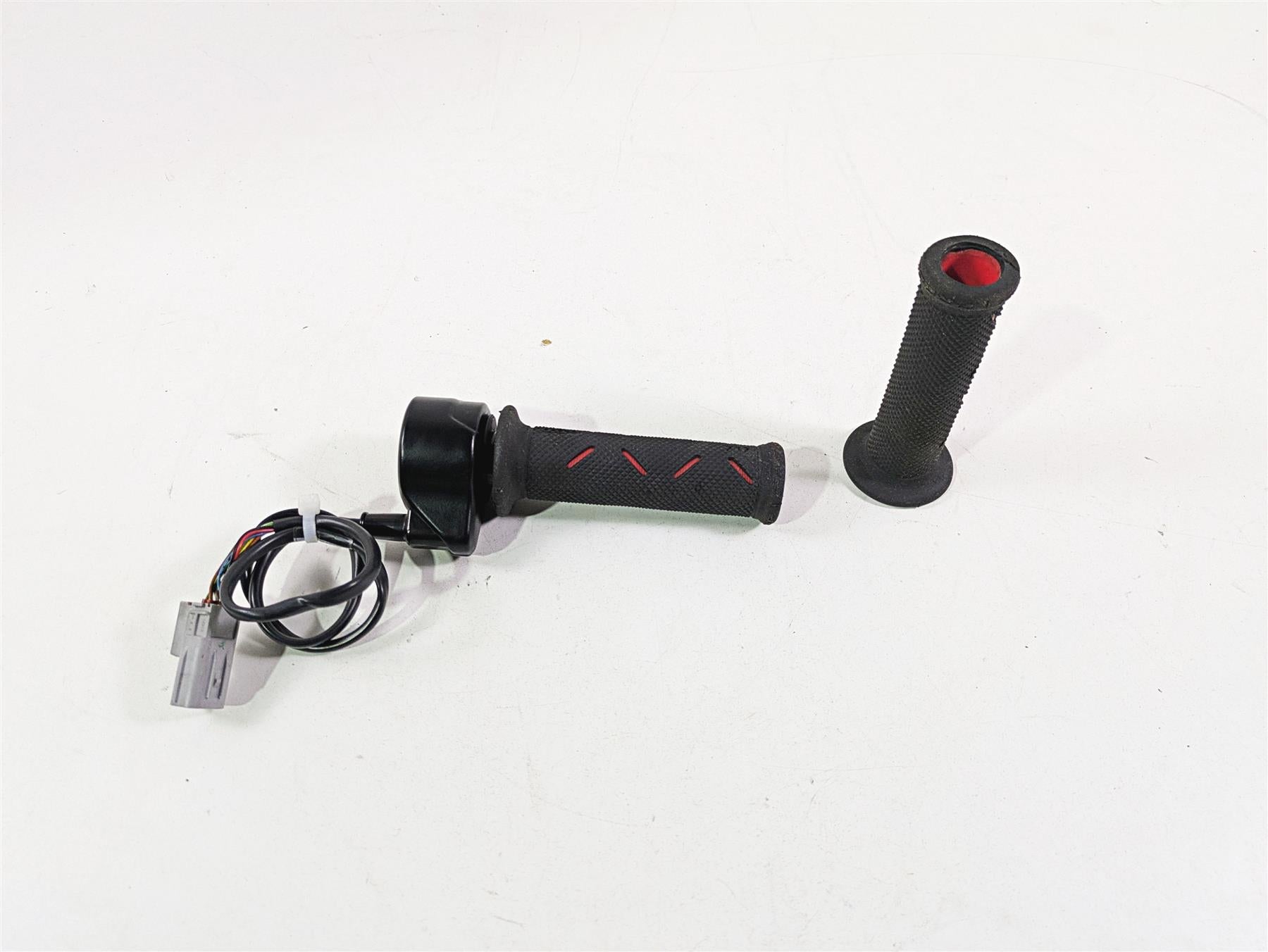 2013 Ducati Hypermotard 821 SP Ride By Wire Throttle Grip Set 66020034E {{ shop.shopifyCountryName }} - Mototech271