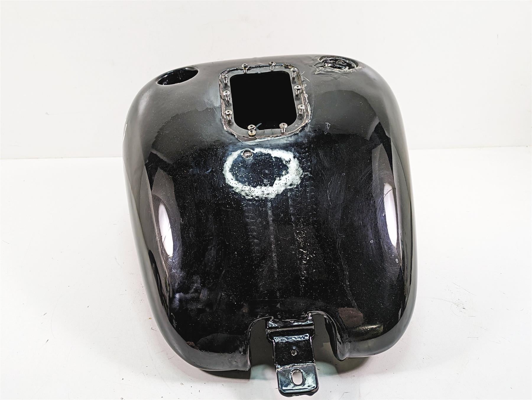 2009 Harley Softail FLSTSB Cross Bones Fuel Gas Petrol Tank -Read 61000800 {{ shop.shopifyCountryName }} - Mototech271
