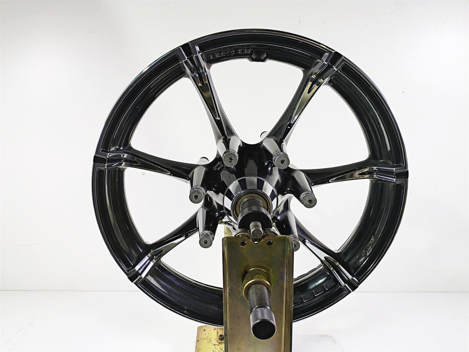 2017 Harley Touring FLHTKSE CVO E-Glide 17x3 Front Wheel 7-Spk Slicer 43300441 {{ shop.shopifyCountryName }} - Mototech271