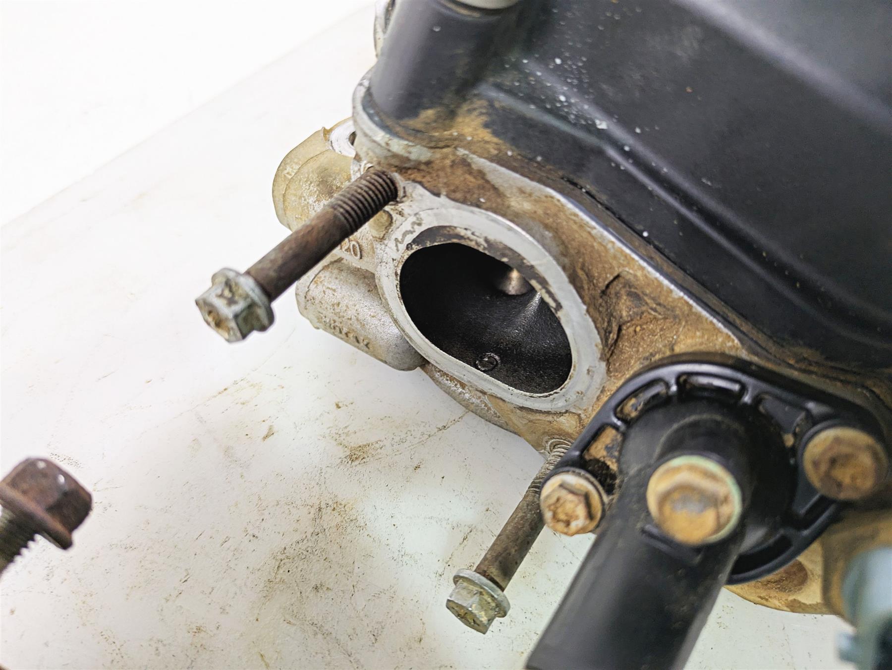 2011 Can-Am Outlander 650 4X4 XT Cylinderhead Cylinder Head Set 420623941 {{ shop.shopifyCountryName }} - Mototech271