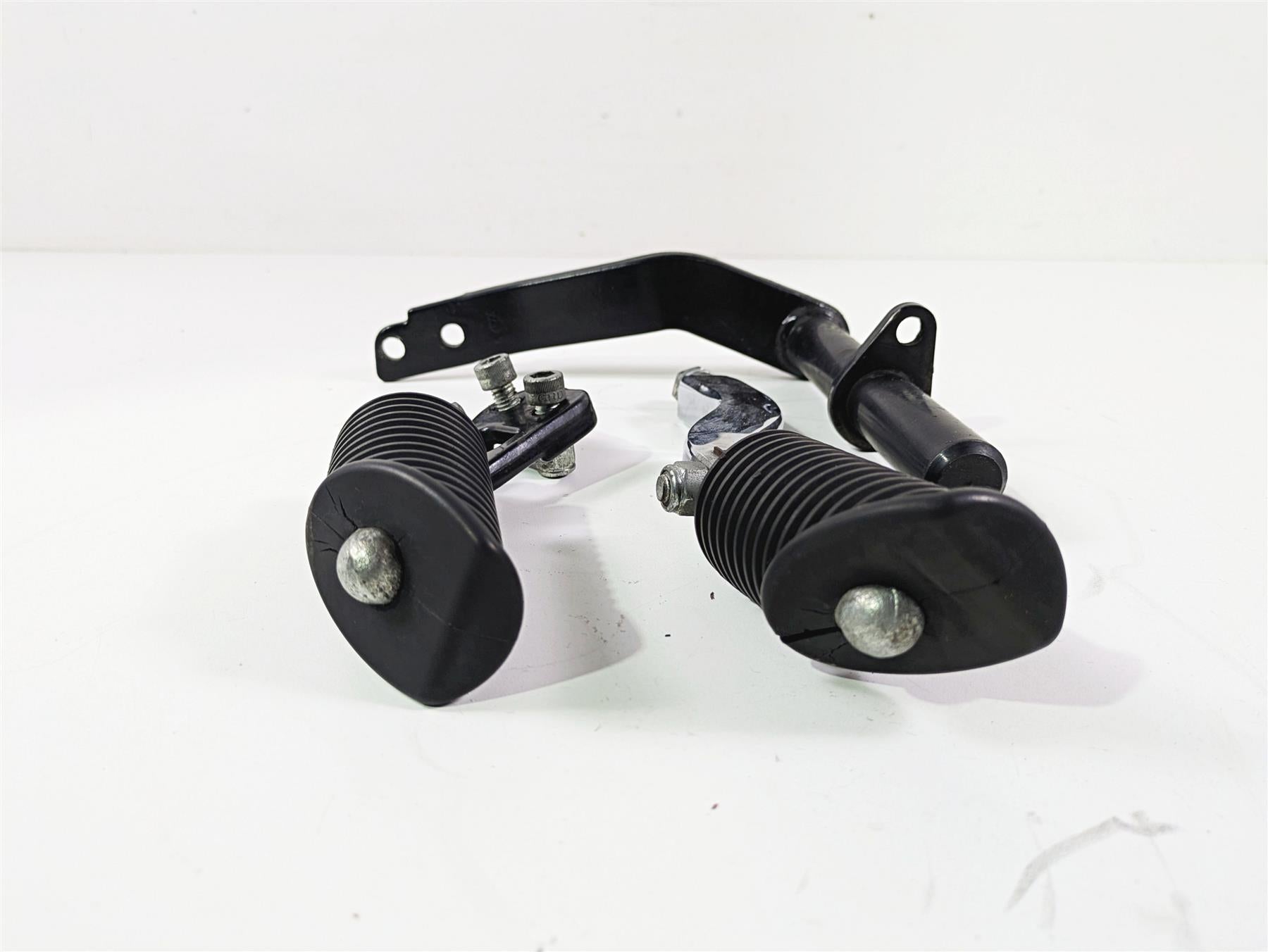 1999 Harley Dyna FXDL Low Rider Passenger Footpeg Set + Mount 49165-90 52740-94A {{ shop.shopifyCountryName }} - Mototech271