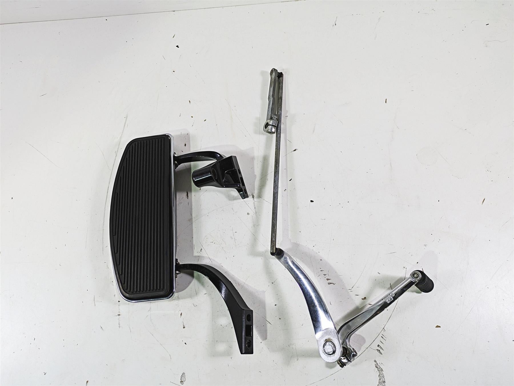 2012 Harley FLD Dyna Switchback Left Floor Board & Shifter 54174-12 34887-06 {{ shop.shopifyCountryName }} - Mototech271