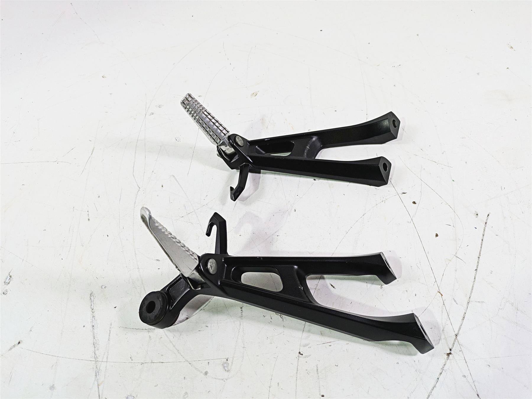 2016 Suzuki GSXR1000 Rear Passenger Foot Peg Set 43600-47H40 43611-37H10 {{ shop.shopifyCountryName }} - Mototech271
