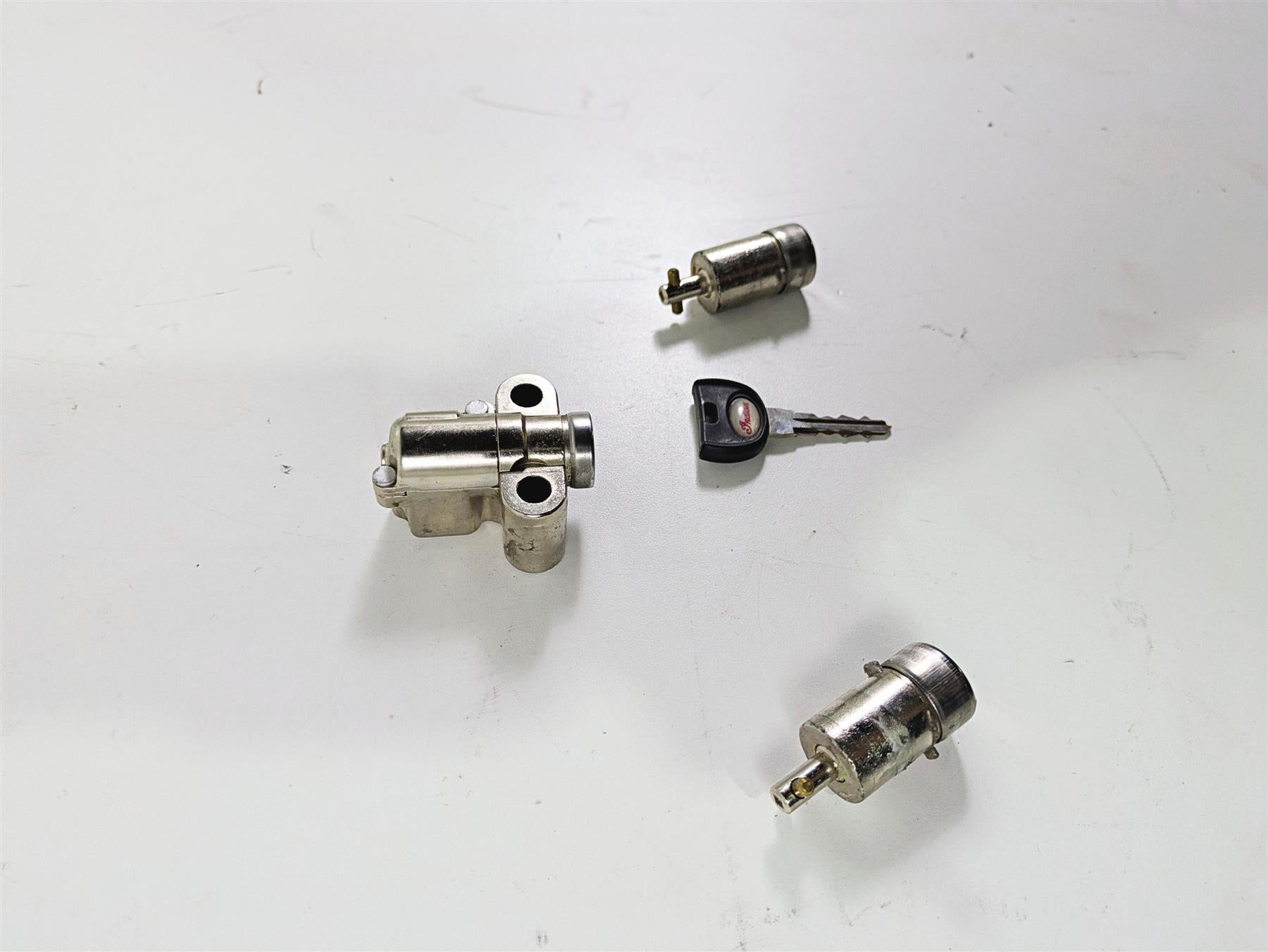 2018 Indian Springfield Dark Horse Fork Saddlebag Locks & Key Set 2635146 {{ shop.shopifyCountryName }} - Mototech271