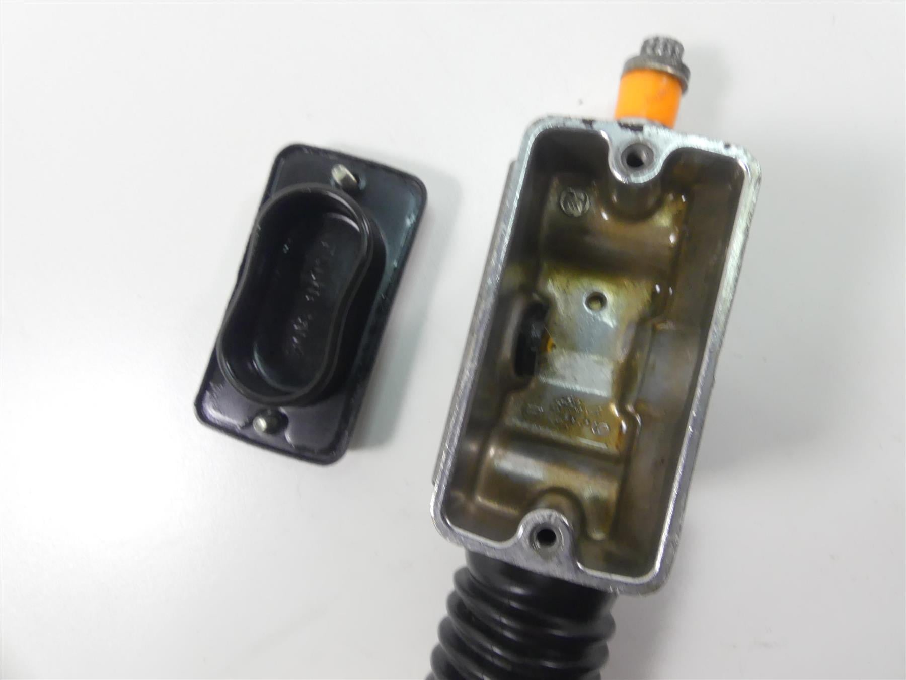 2003 Harley Sportster XL1200 C 100th Anniv Rear Brake Master Cylinder 42472-87 {{ shop.shopifyCountryName }} - Mototech271
