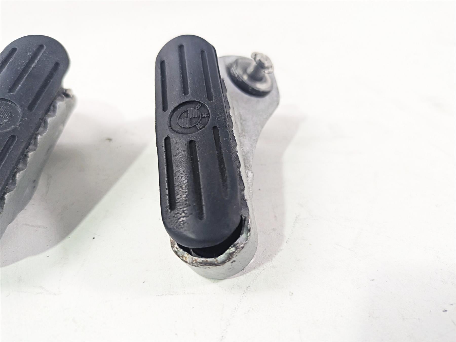 2010 BMW R1200GS K25 Front Footpeg Foot Peg Rest Set 46717729281 46717729282 {{ shop.shopifyCountryName }} - Mototech271