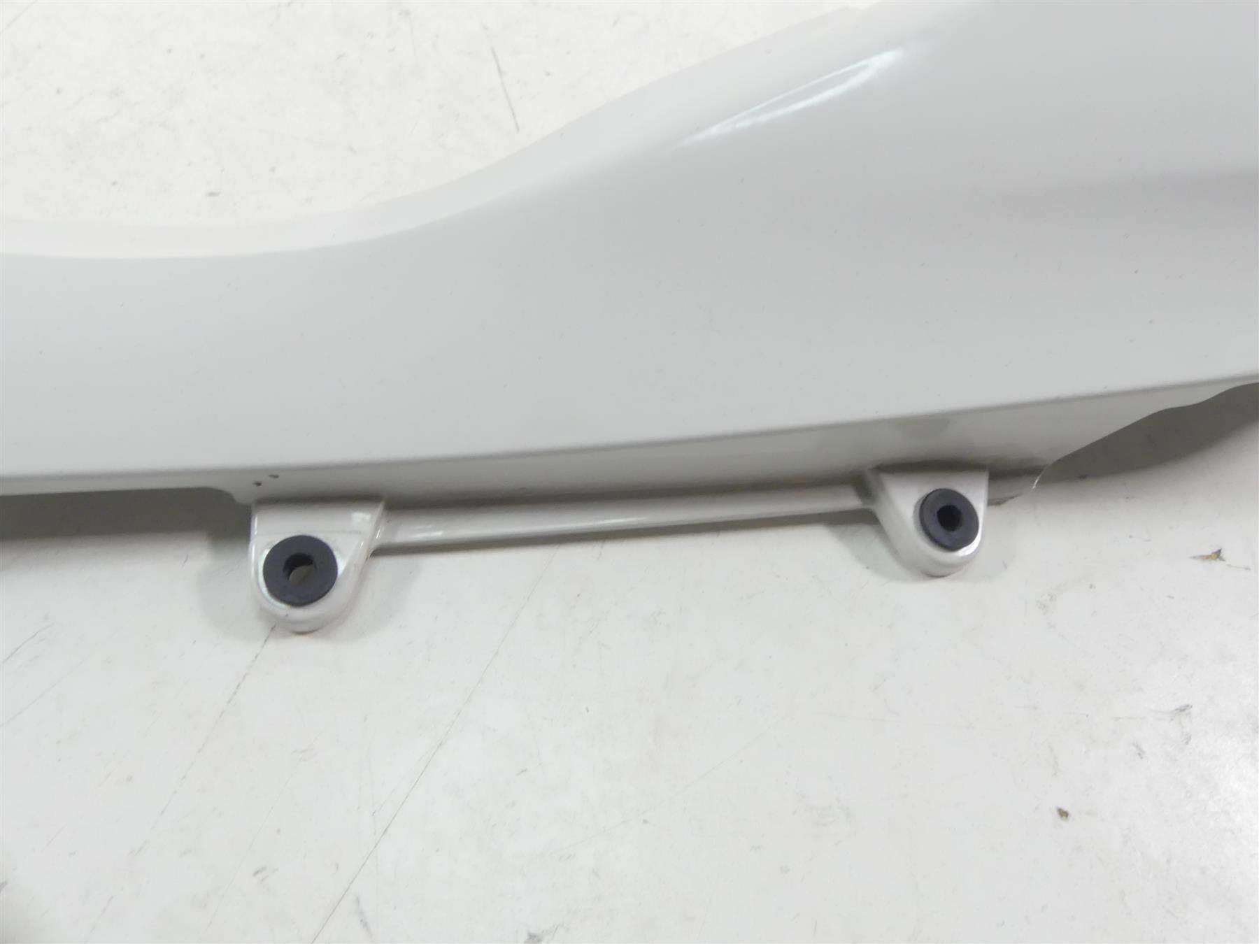 2017 BMW R1200RT K52 Left Tail Side Fairing Cover Alpinweiss 46638533567 {{ shop.shopifyCountryName }} - Mototech271