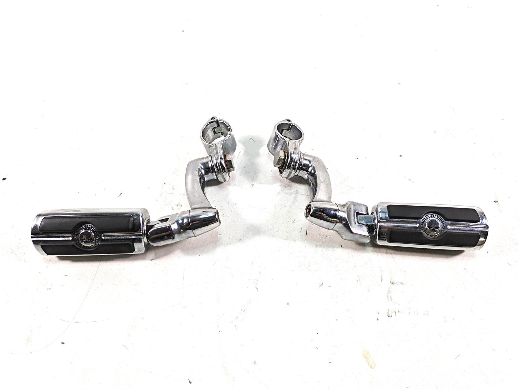 2006 Harley Touring FLHTCUI Electra Glide Highway Footpeg Willi G Skull 50370-04 {{ shop.shopifyCountryName }} - Mototech271