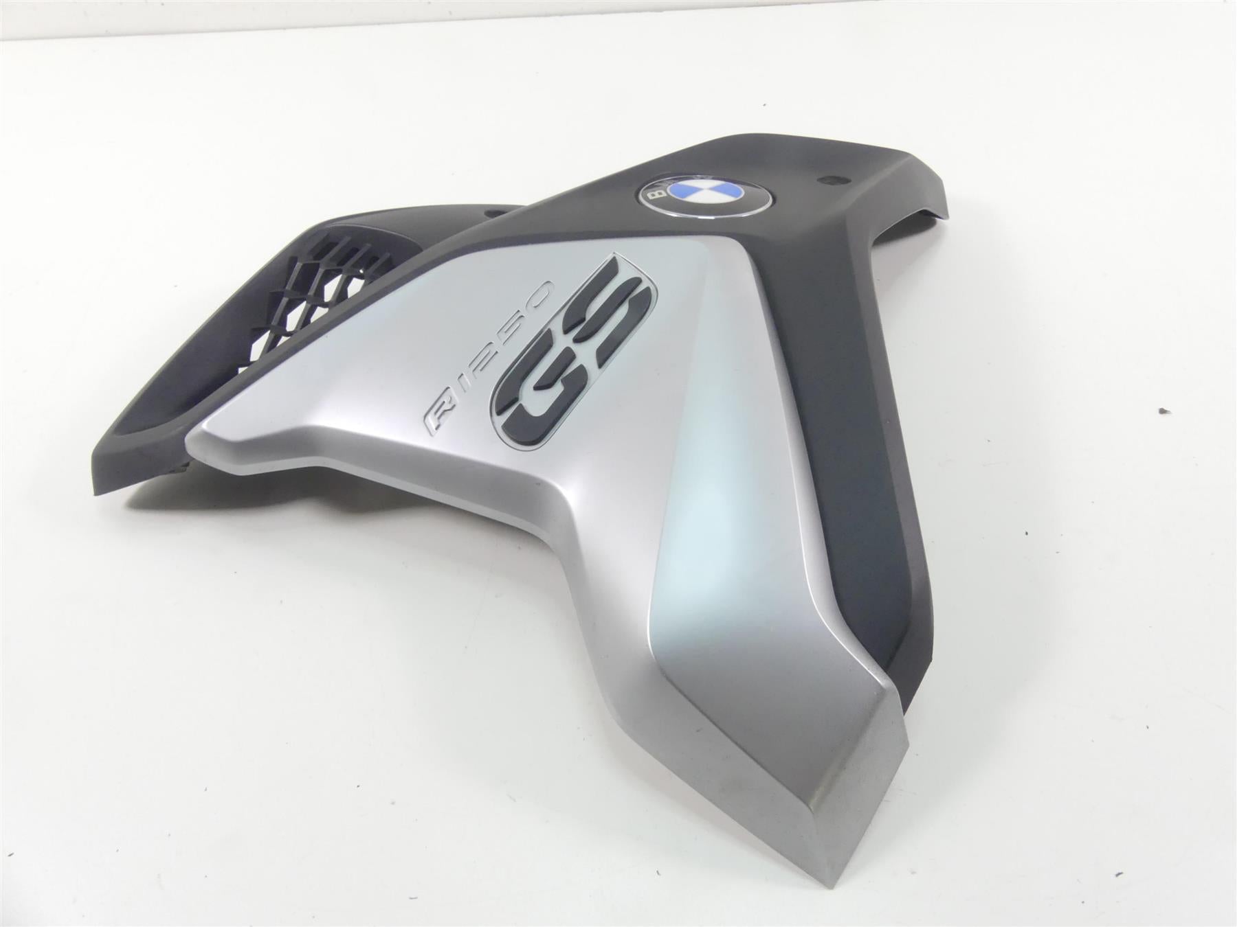 2019 BMW R1250GS K50 Left Side Intake Fairing & Emblem 46638556655 46638392881 {{ shop.shopifyCountryName }} - Mototech271
