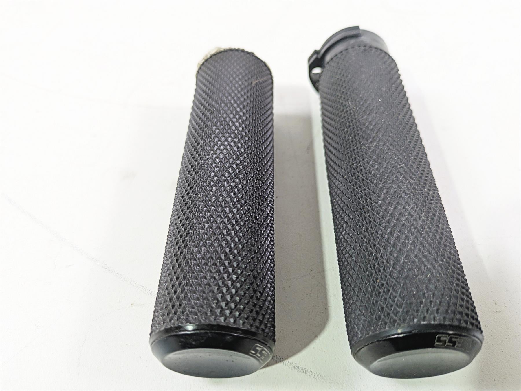 2002 Big Dog Pitbull Harley 1" Bar Arlen Ness Fusion Hand Grip Set 405-0553 {{ shop.shopifyCountryName }} - Mototech271