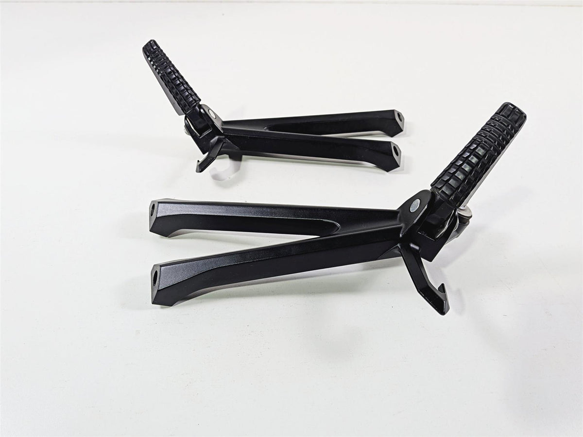 2024 Suzuki GSXR600 Passenger Footpeg Foot Peg Rest Set 43600-14J30 43700-14J30 {{ shop.shopifyCountryName }} - Mototech271