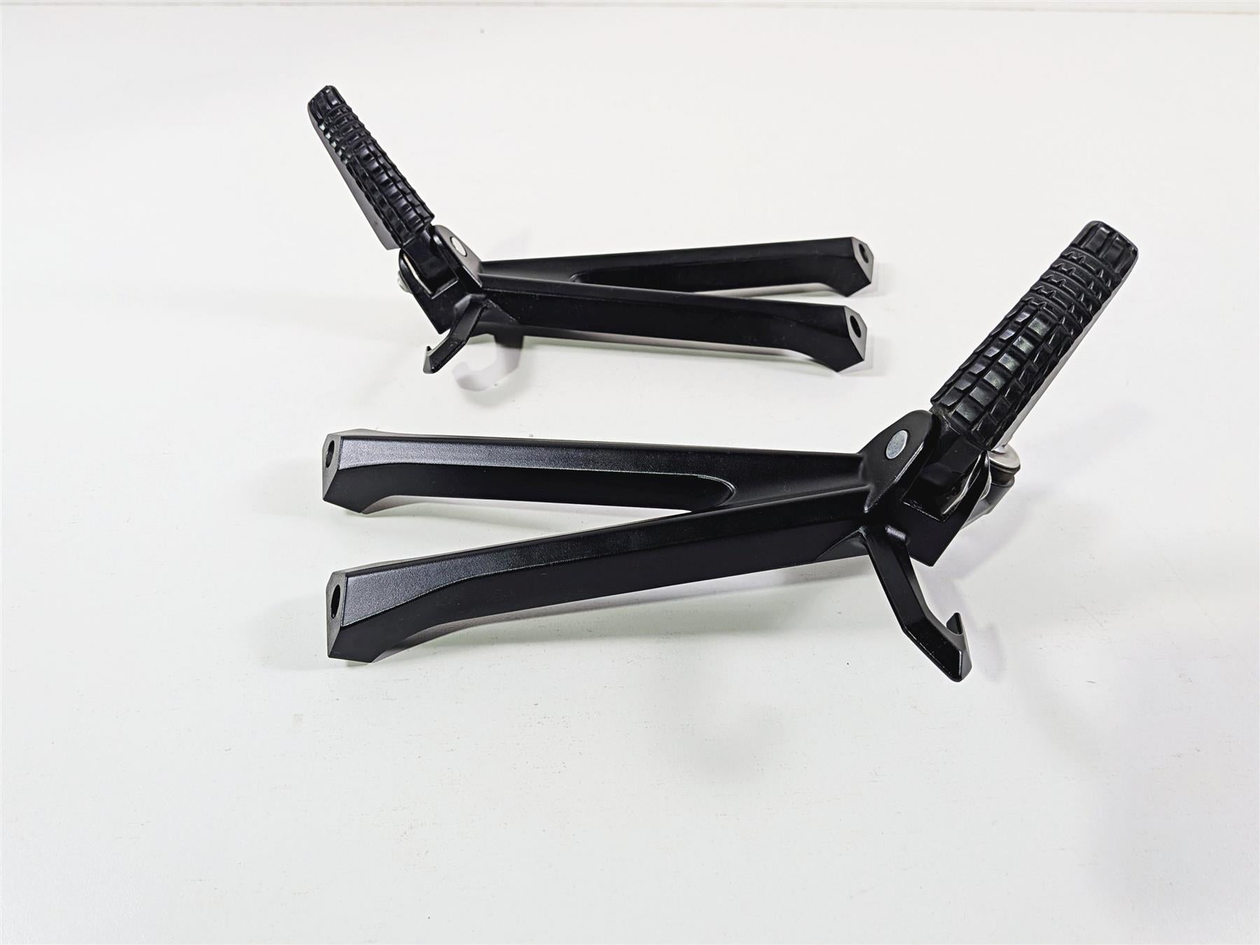 2024 Suzuki GSXR600 Passenger Footpeg Foot Peg Rest Set 43600-14J30 43700-14J30 {{ shop.shopifyCountryName }} - Mototech271
