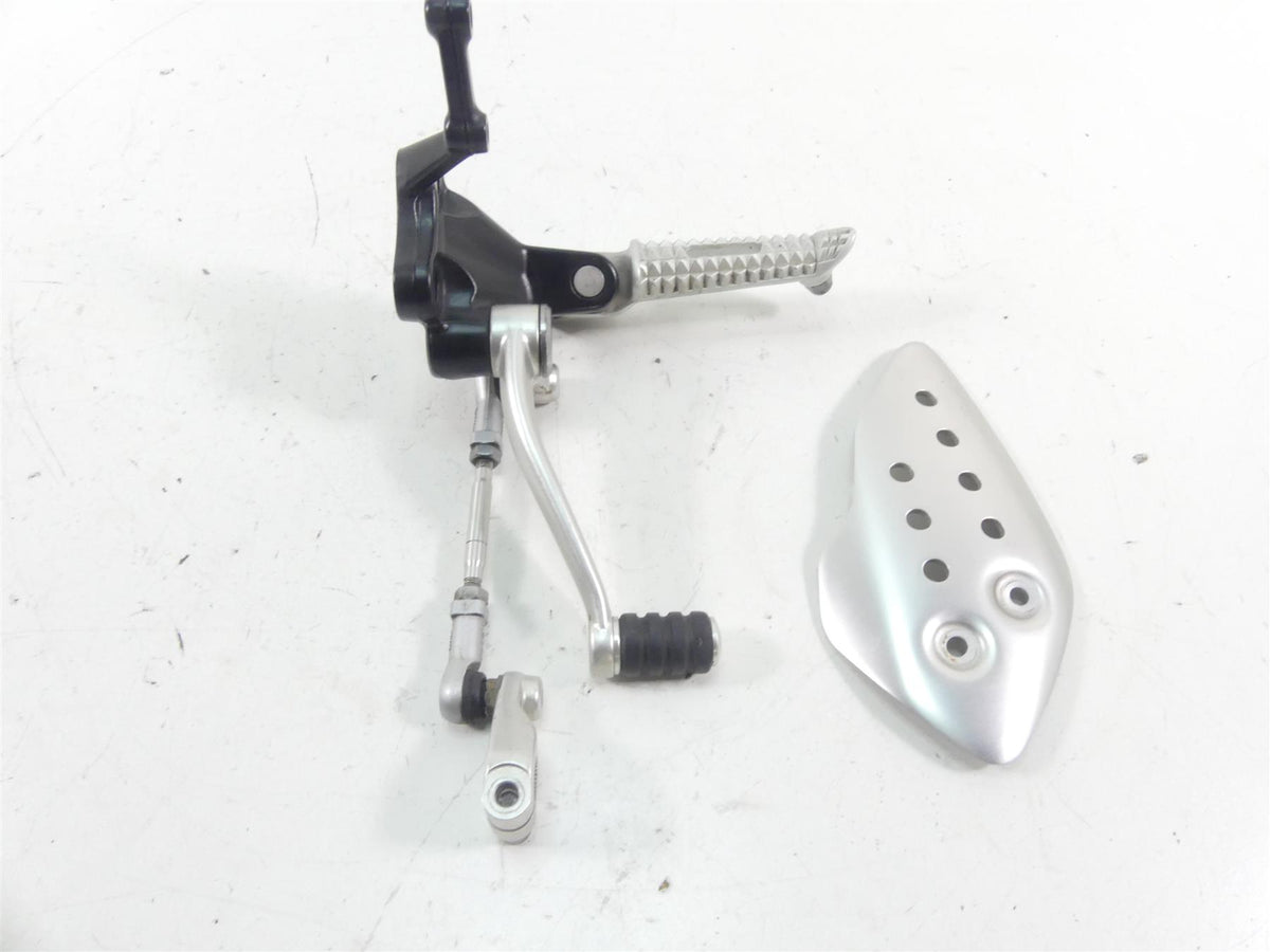 2017 Triumph Thruxton 1200 R Left Front Footpeg Shifter Set T2088079 T2081562 {{ shop.shopifyCountryName }} - Mototech271