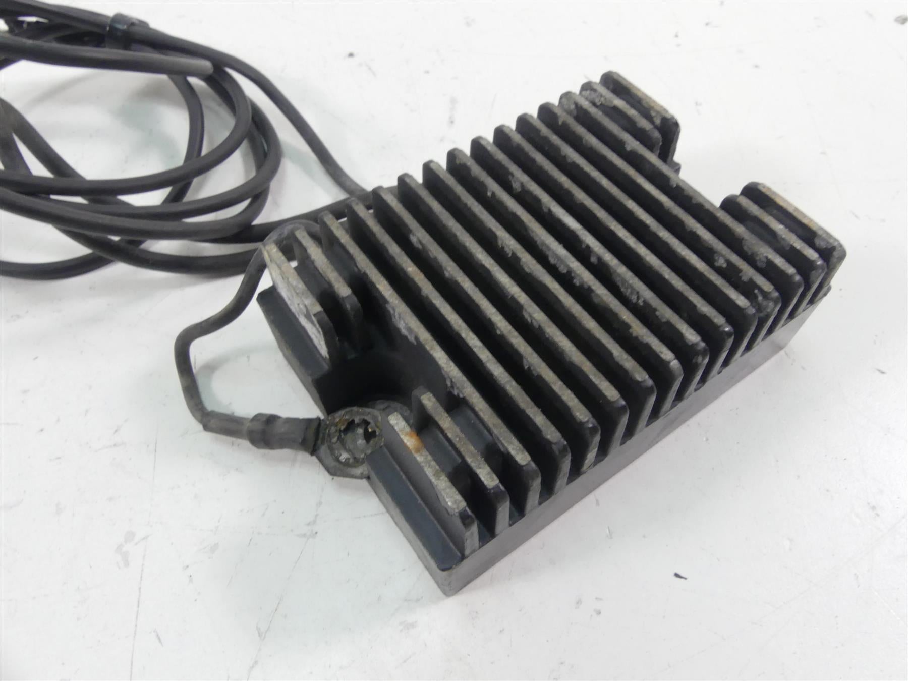 1998 Harley Dyna FXDL Low Rider Rectifier Voltage Regulator + Cover 74519-88B {{ shop.shopifyCountryName }} - Mototech271
