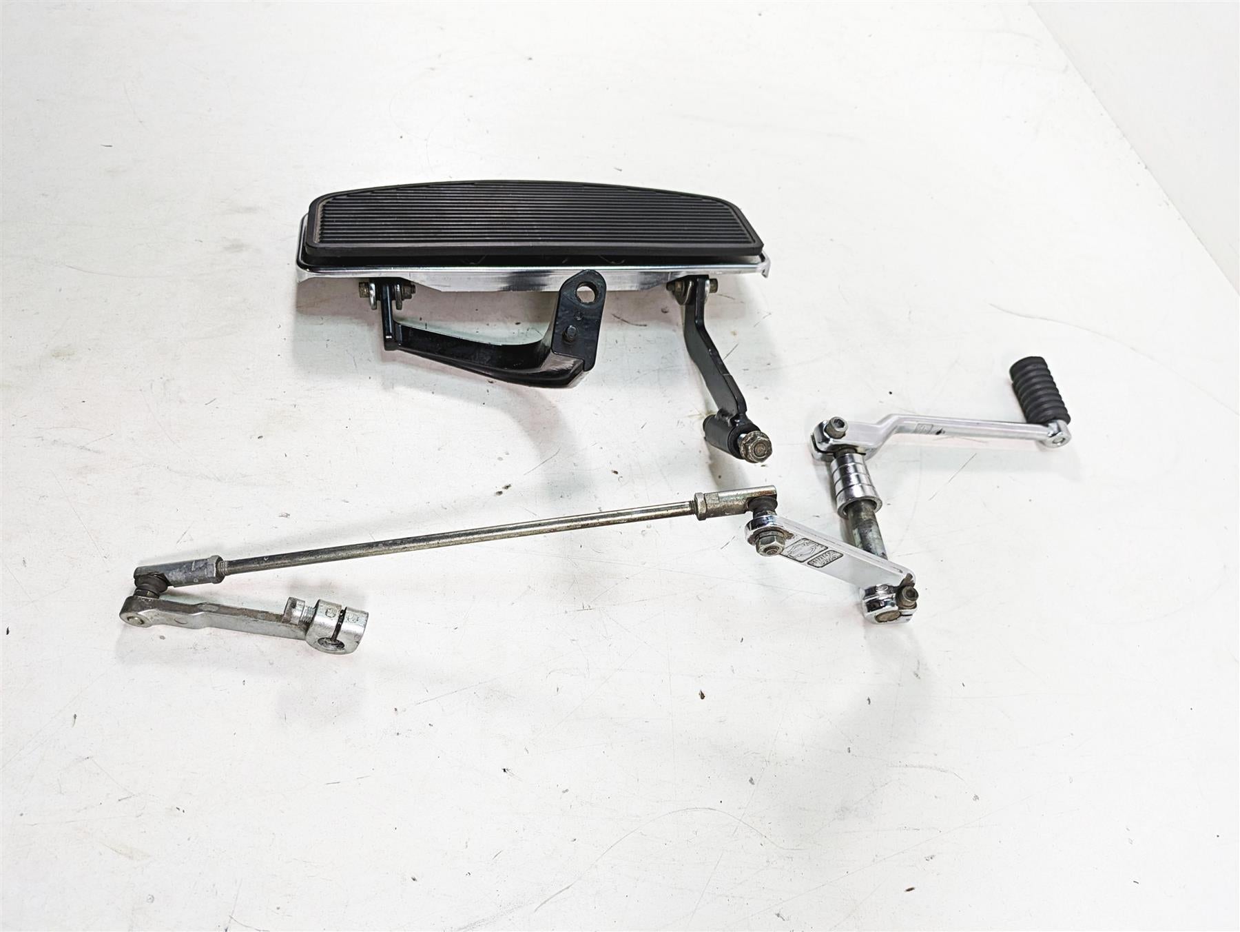 2010 Harley Touring FLHTCU Electra Glide Left Floorboard + Shift Lever 33895-82E {{ shop.shopifyCountryName }} - Mototech271