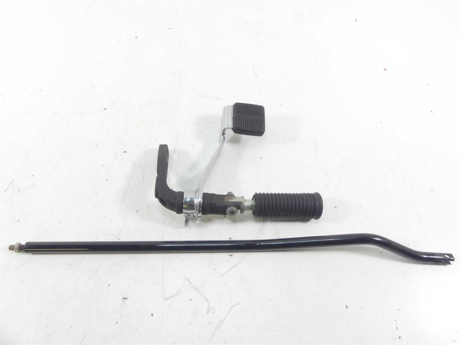 2015 Harley FXDF Dyna Fat Bob Front Right Fw Foot Peg + Brake Pedal 42663-03 {{ shop.shopifyCountryName }} - Mototech271