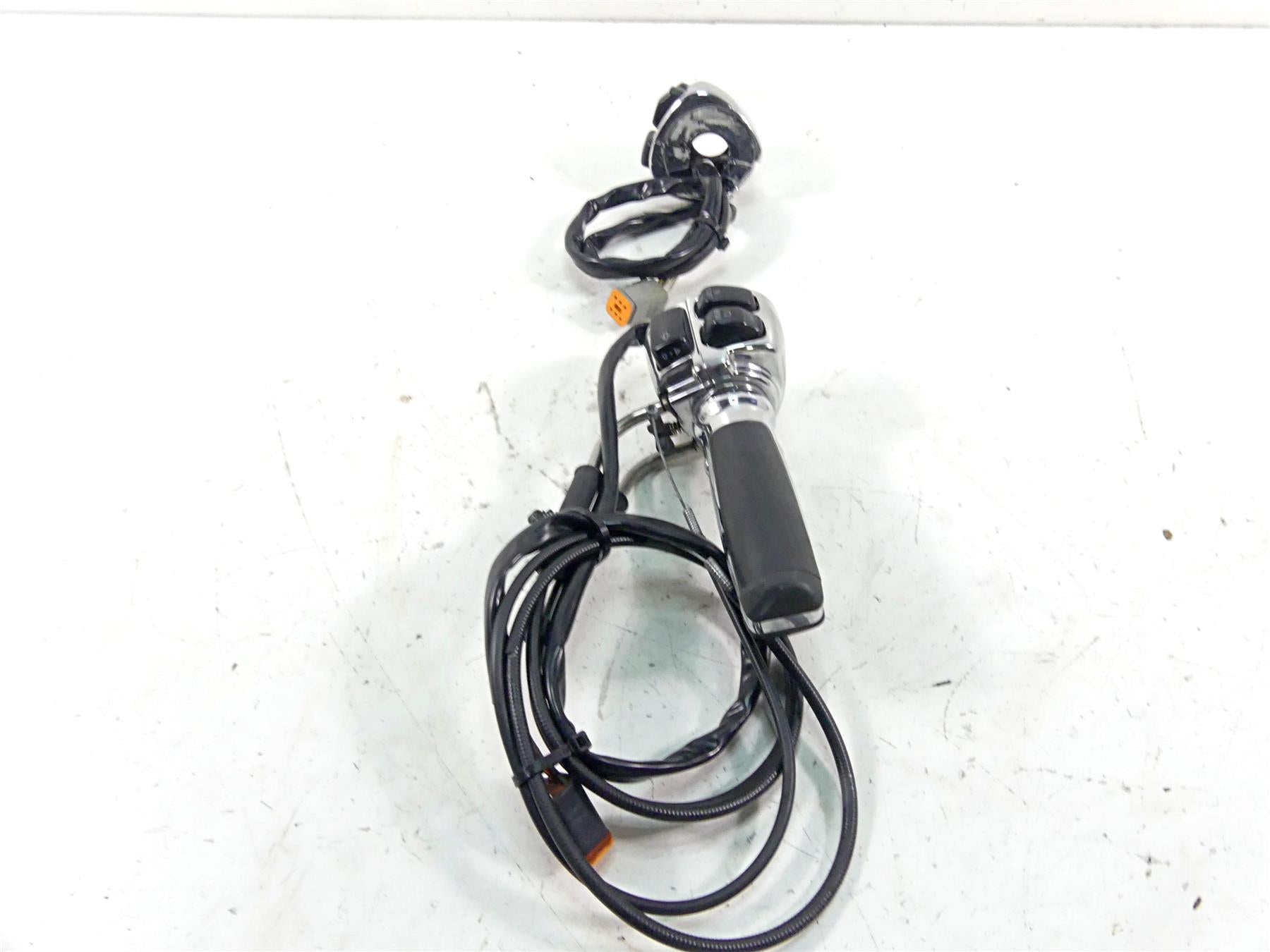 2006 Harley Softail FXSTSI Springer Chrome R+L Hand Control Switches 71685-06A {{ shop.shopifyCountryName }} - Mototech271